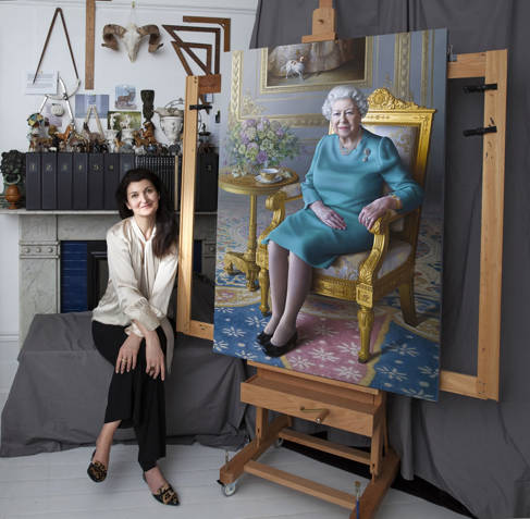 Miriam Escofet with her portrait of The Queen ©Aliona Adrianova